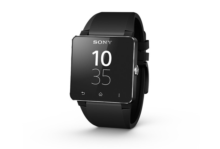 Các nhà sản xuất đồng hồ Thụy Sĩ tỏ ra hoài nghi về sự thành công của smartwatch. Một số tỏ ra không quan tâm đến loại thiết bị này, số khác lại có phản ứng nửa vời bằng cách ra mắt những chiếc đồng hồ thông minh với thiết kế cổ điển như Tag Heuer Connected (giá 1500 USD), Carrera (3000 USD). Tuy nhiên, yếu tố mới lạ cùng với mức giá phải chăng của nhiều sản phẩm smartwatch khác đã khiến người dùng ít quan tâm đến đồng hồ thông minh mang thương hiệu Thụy Sĩ.