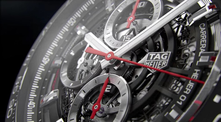 Smartwatch Tag Heuer Connected đến từ nhà sản xuất Thụy Sỹ, sản phẩm được giới thiệu ngay sau Apple Watch và đã bán được vài tháng. Thiết bị là sự kết hợp giữa Tag Heuer, Intel và Google.