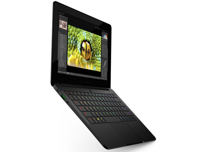 Không hầm hố hay thô kệch như những laptop chơi game khác, Razer Blade Stealth chỉ mỏng hơn 13mm, nhẹ, có thiết kế đẹp mắt cùng bộ đèn bàn phím nhiều màu sắc.