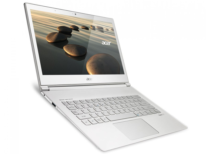 Cũng có độ mỏng 12,9 mm, Acer Aspire S7 nổi bật nhờ sự kết hợp giữa kim loại và mặt kính cao cấp.