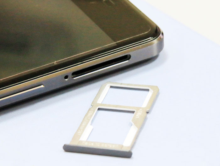 One Plus X tích hợp 2 SIM 2 sóng (nano SIM). Máy hiện được bán độc quyền tại Việt Nam thông qua hệ thống FPT Shop với giá 4,9 triệu đồng.