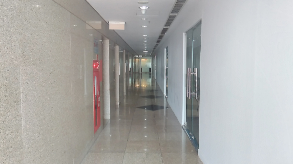 Chụp ảnh ở môi trường thiếu sáng cũng không phải là lợi thế của Vibe K5 Plus. Ảnh xuất hiện sẽ nhiễu và màu bị bết. Chất lượng camera trước của máy khá tốt, tuy nhiên góc chụp lại hơi hẹp nếu so sánh với những smartphone chuyên selfie.