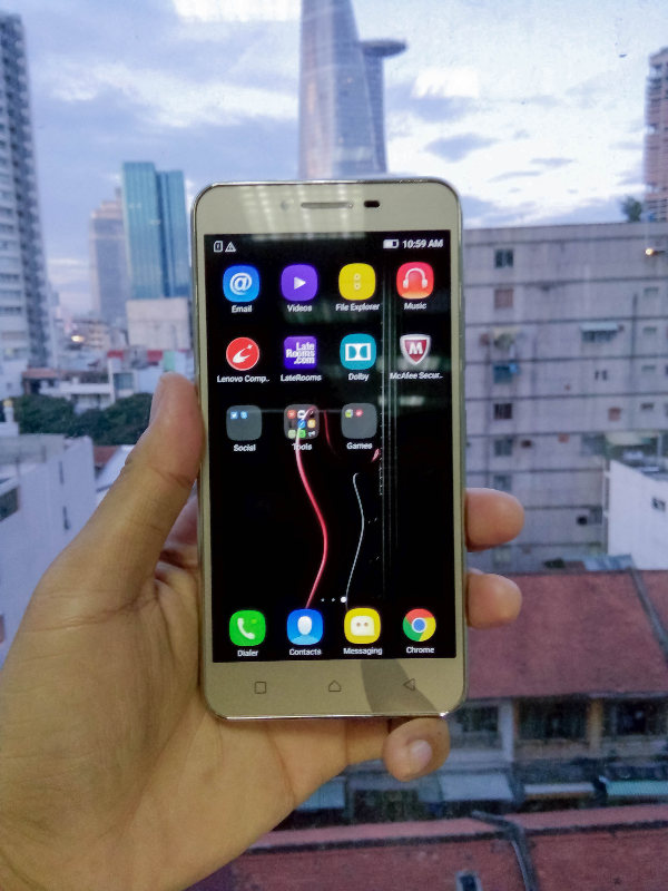 Tuy vậy thiết kế mặt trước của Vibe K5 Plus lại không thật ấn tượng. Các phím cảm ứng khá nhạy nhưng lại không có đèn nền, sẽ có thể gây một chút cản trở khi bạn thao tác ở môi trường thiếu sáng. Màn hình có thể xem là “vũ khí lợi hại” nhất của máy. Với kích thước chỉ 5 inch, nhưng lại có độ phân giải đến Full HD, hình ảnh hiển thị nhờ vậy mà rất sống động mượt mà, chi tiết. Đồng thời, tấm nền IPS cho góc nhìn rộng hơn, màu sắc cũng tươi tắn hơn đem lại trải nghiệm giải trí thú vị
