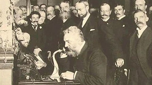 Alexander Graham Bell, nhà phát minh điện thoại, thực hiện một cuộc gọi đường dài từ New York tới Chicago (Mỹ) năm 1892.