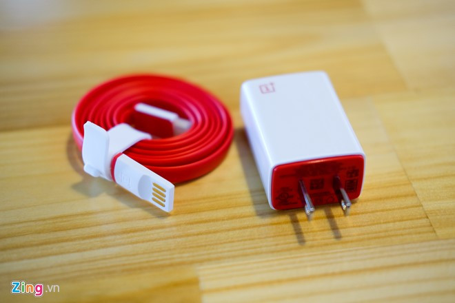 One Plus X có dây sạc dẹt chống rối và củ sạc mang phong cách riêng của hãng.