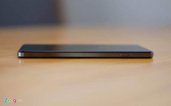 OnePlus X dùng pin liền thân, dung lượng 2.500 mAh.