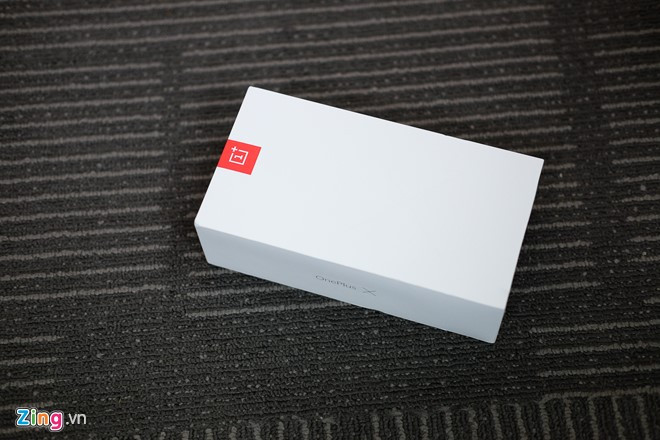 Điện thoại OnePlus X ra mắt quốc tế từ tháng 11/2015 và được bán ra với số lượng khá hạn chế. Model này vừa được nhà bán lẻ FPT Shop mang về Việt Nam và bán với giá 4,9 triệu đồng. Ở mức này, OnePlus One là smartphone hai mặt kính, thân kim loại và cấu hình cao nhưng giá rẻ nhất.
