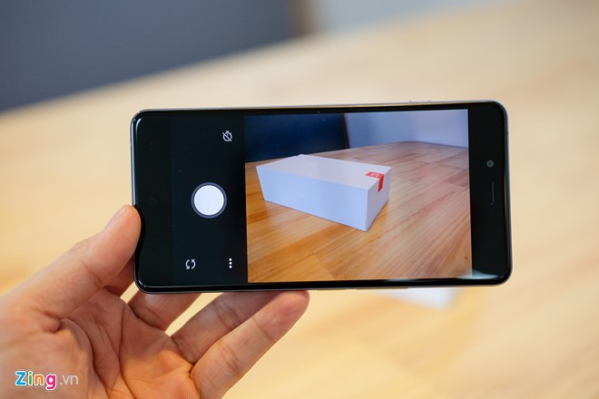 Máy có camera chính 13 MP và máy ảnh trước 8 MP.