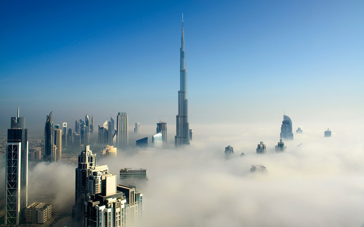 1. Burj Khalifa, Dubai, UAE (828 m): Tòa nhà cao nhất thế giới này được coi là một trong những biểu tượng cho tầm vóc phát triển của Dubai, Các Tiểu vương quốc Ả Rập thống nhất. Mất 5 năm xây dựng với chi phí 1,5 tỷ USD, Burj Khalifa xuyên qua tầng mây, với hình dạng lấy cảm hứng từ hoa Hymenocallis sa mạc và kiến trúc Hồi giáo. Tòa tháp có hộp đêm, nhà hàng và đài quan sát cao nhất thế giới.