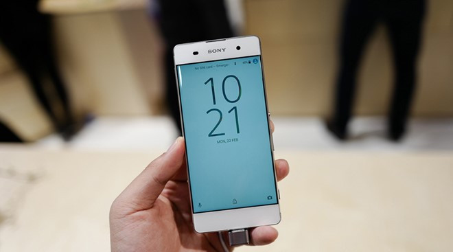 Sony Xperia XA (7 triệu đồng): XA là một trong 2 chiếc smartphone dòng X của Sony sẽ về nước cuối tháng này. Hiện tại, các nhà bán lẻ đang cho đặt trước máy. Khá bất ngờ là nhiều người tỏ ra ấn tượng với mẫu XA hơn là Xperia X (vốn là model cao cấp hơn), một phần do mức giá hợp lý, phần khác do thiết kế không viền cực đẹp mắt của nó. Thừa kế truyền thống của những chiếc Xperia dòng M, XA sẽ là một trong những di động tầm trung sáng giá dịp giữa năm.