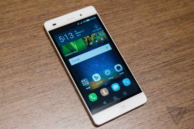 Huawei P8 Lite (4,5 triệu đồng): Vỏ nhựa giả kim loại, độ mỏng dưới 8mm, không dễ để người dùng tìm thấy những sản phẩm giá dưới 5 triệu đồng có kiểu dáng ấn tượng hơn P8 Lite. Đây là bản thu gọn của chiếc Huawei P8 - một trong những di động đẹp nhất của năm 2015.