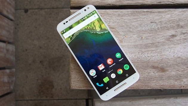 Motorola Moto S Xtyle (7,6 triệu đồng): Moto X Style có thiết kế khác biệt so với nhiều smartphone hiện nay. Model này dùng vỏ kim loại, thiết kế dày, chắc chắn tạo cảm giác mạnh mẽ. Vốn là một chiếc di động cao cấp, những màn giảm giá mạnh gần đây đưa model này về nhóm trung cấp.