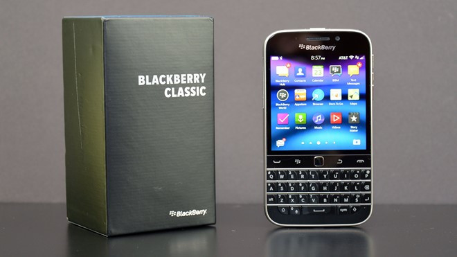 BlackBerry Classic (8,6 triệu đồng): Mẫu di động hiếm hoi vẫn sử dụng bàn phím QWERTY trên thị trường. Classic nằm trong số những smartphone khác biệt nhất hiện nay. Hệ điều hành BlackBerry 10 không được đánh giá cao. Mặc dù vậy, dáng lạ, trải nghiệm khác biệt là một trong những điểm nhấn của sản phẩm này.