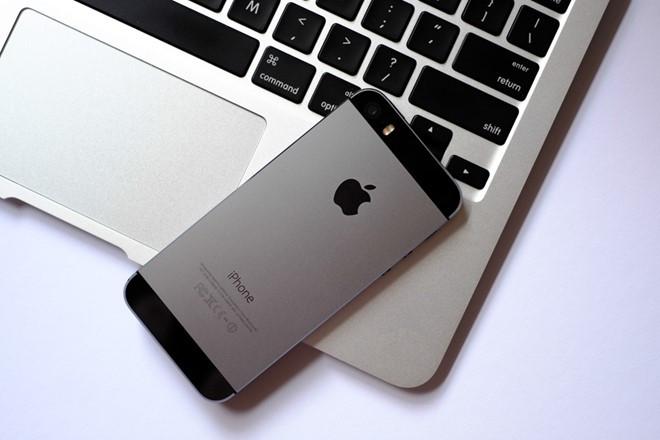 Apple iPhone 5S: Xét về kiểu dáng công nghiệp, iPhone 5S là một trong những di động đẹp nhất trên thị trường hiện nay. Tuy nhiên, dáng đẹp không đồng nghĩa với "giá đẹp". Mức 8 triệu của máy bị xem là cao so với một model sắp có 3 năm tuổi đời. Thời điểm hiện tại, iPhone 5S vẫn có sức bán tốt.