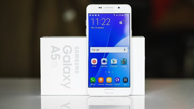 Samsung Galaxy A5 (8 triệu đồng): Dòng A của Samsung là đại diện tiêu biểu của những chiếc smartphone tầm trung chất lượng cao hiện nay. Cấu hình mạnh, kiểu dáng đẹp, bộ 3 chiếc Galaxy A3, A5, A7 của Samsung luôn nằm trong top những di động bán chạy nhất hàng tháng. Galaxy A5 vừa giảm giá 1 triệu đồng, là một trong những lựa chọn sáng giá hiện nay. Model này có khung kim loại, vỏ kính thời thượng.