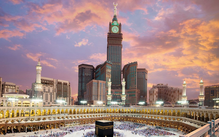 3. Tháp đồng hồ Abraj Al-Bait, Mecca, Ả Rập Saudi (601 m): Còn được gọi là tháp đồng hồ hoàng gia Makkah, công trình kiến trúc tuyệt diệu này sừng sững trên nền trời thánh địa Mecca, cách nhà thờ Grand một khoảng không xa. Khu tổ hợp Abraj Al-Bait có vô số tòa tháp, được hàng nghìn tín đồ chọn làm nơi nghỉ khi đổ về thành phố linh thiêng này. Trong đó, tháp đồng hồ là cao nhất, được gắn mặt đồng hồ lớn thứ 4 thế giới.