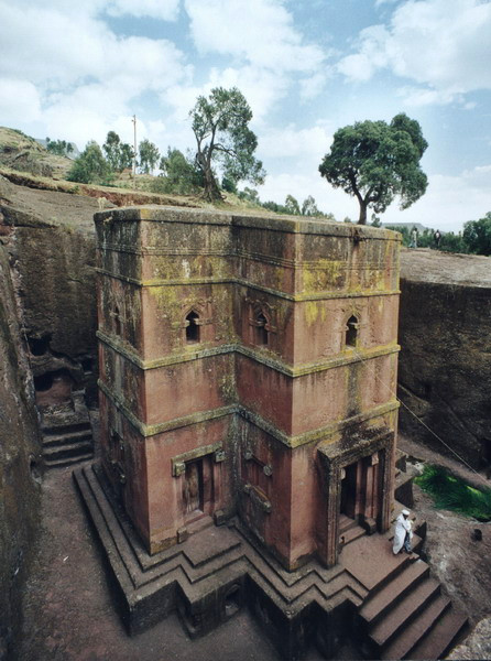 Theo lịch sử Ethiopia, nhà thờ Bete Giyorgis được xây dựng sau khi vua Gebre Mesqel Lalibela của triều đại Zagwe có một giấc mơ, trong đó ông được Chúa Trời chỉ dẫn cách thức xây dựng nhà thờ.