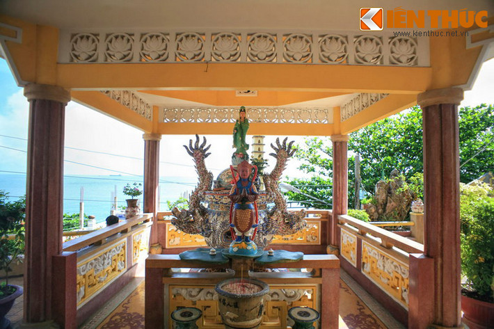 Chiếc lư này là kết quả của hơn 2 năm lao động nghệ thuật miệt mài của một nghệ nhân ở tỉnh Bến Tre.