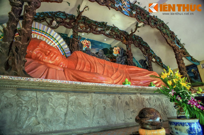 Không gian trong chính điện bài trí thành một vườn hoa Sala bao quanh bức tượng Đức Phật nhập Niết Bàn dài 12m, được đặt lên bệ thờ cao 2,5m. Mặt ngoài của bệ thờ có đắp hình tượng các đồ đệ của Phật Thích Ca đang chứng kiến lúc Ngài nhập diệt.