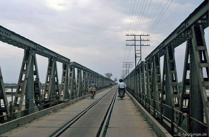 Một cây cầu dẫn vào thành phố Hải Phòng.
