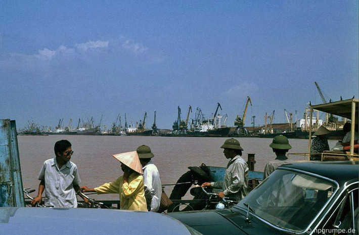 Cảng Hải Phòng nhìn từ trên phà.
