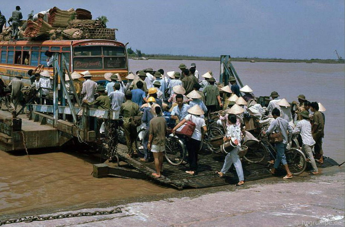 Quá tải là chuyện thường thấy trên những chuyến phà đầu những năm 1990 trở về trước.