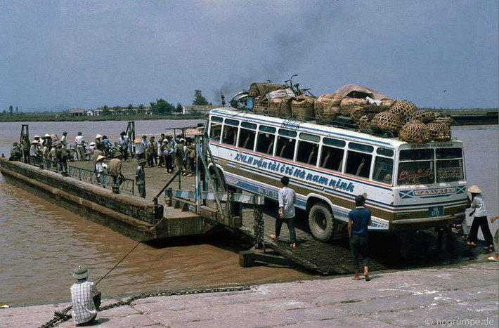 Phà qua sông Cấm.