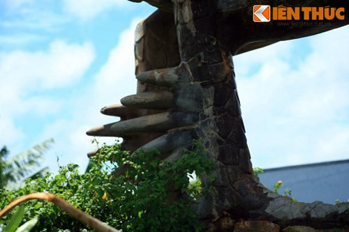 Việc lựa chọn hình tượng gà ở làng K'long bắt nguồn từ câu chuyện tình yêu đầy cảm động của đôi trai gái người K’Ho được lưu truyền trong cộng đồng. Tương truyền, vì tình yêu, người con gái đã không tiếc thân mình đi tìm cho bằng được một con gà chín cựa để làm lễ vật cưới chồng.