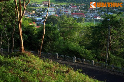 Từ đây, vua Bảo Đại và Hoàng Hậu Nam Phương đã từng ngắm nhìn những bản làng thơ mộng lẩn khuất dưới chân đồi, nơi bây giờ là thị trấn Liên Sơn sung túc.