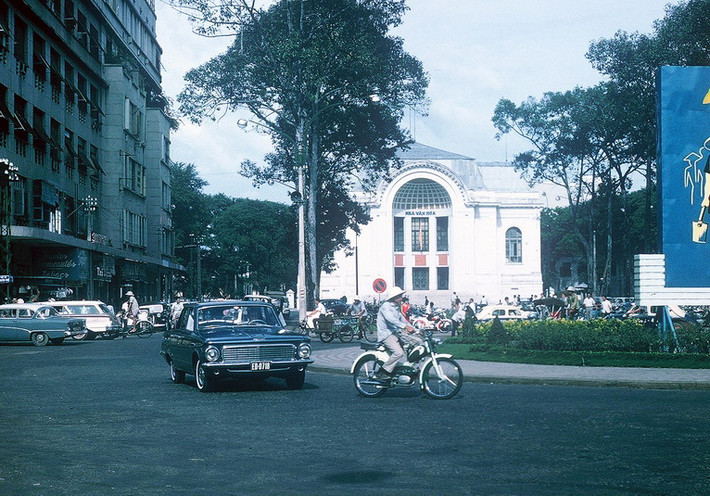 Quảng trường Lam Sơn và nhà hát lớn, vào thời điểm năm 1965 được gọi là Nhà văn hóa.