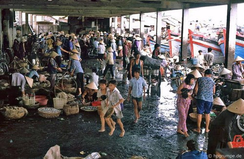 Chợ cá họp ngay bên bến cảng.