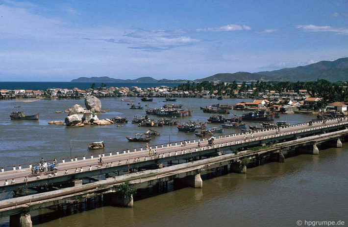 Khu vực cửa sông Cái với cầu Sắt và những chiếc thuyền đánh cá nằm chen chúc là một hình ảnh mang tình biểu tượng về thành phố biển Nha Trang. Ảnh: Hans-Peter Grumpe.