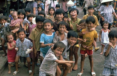 Trẻ em ở làng chài.
