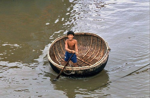 Trẻ em quen với cuộc sống trên sóng nước từ rất sớm.