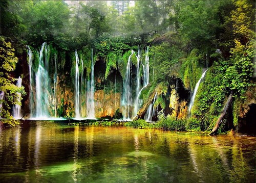 Vườn quốc gia này thành lập vào năm 1949 trong khu vực miền núi trung tâm Croatia, tại vùng biên giới với Bosnia và Herzegovina. Đây là vườn quốc gia lâu đời nhất ở khu vực Đông Nam châu Âu.