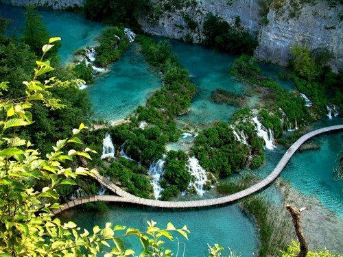 Thác nước chính của Vườn quốc gia Hồ Plitvice có nhiều nét tương đồng với thác Bản Giốc của Việt Nam như cùng có 3 tầng thác, nằm bên những vách núi đá hiểm trở.