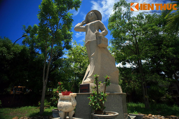 Nổi bật trong khuôn viên chính là tượng đài Anh hùng - Liệt sĩ, bác sĩ Đặng Thùy Trâm với tay cầm nón che đầu, chân sải bước, như đang vượt rừng trong những lần làm nhiệm vụ.