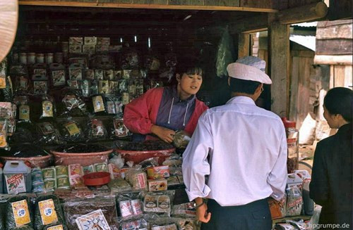 Quầy đặc sản Đà Lạt với mặt hàng chủ yếu là trà, thảo mộc và mứt hoa quả.