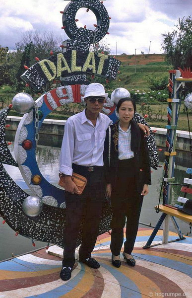 Một cặp vợ chồng chụp ảnh lưu niệm trước dòng chữ "Đà Lạt 1992".