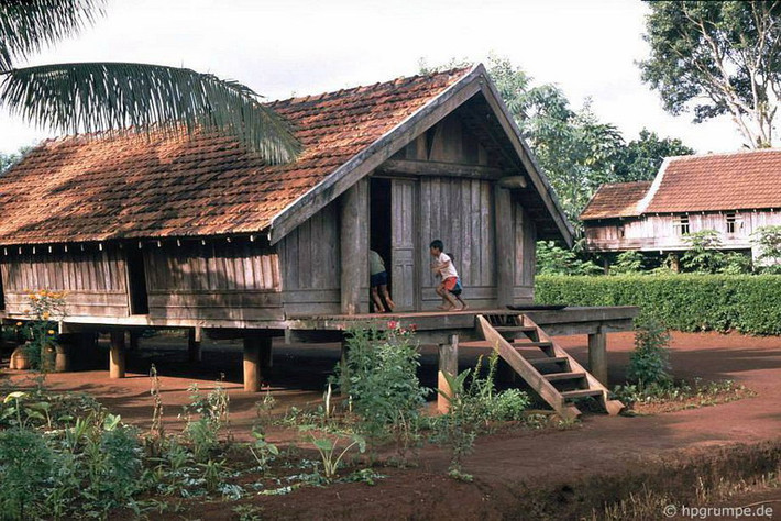 Nhà sàn ở buôn Ako Dhong, một buôn của người dân tộc Ê Đê giữa TP Buôn Ma Thuột.