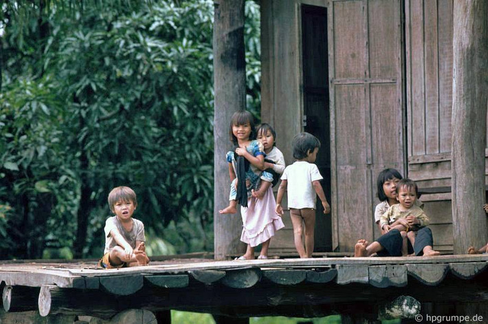 Trẻ em tại một buôn làng Tây Nguyên.