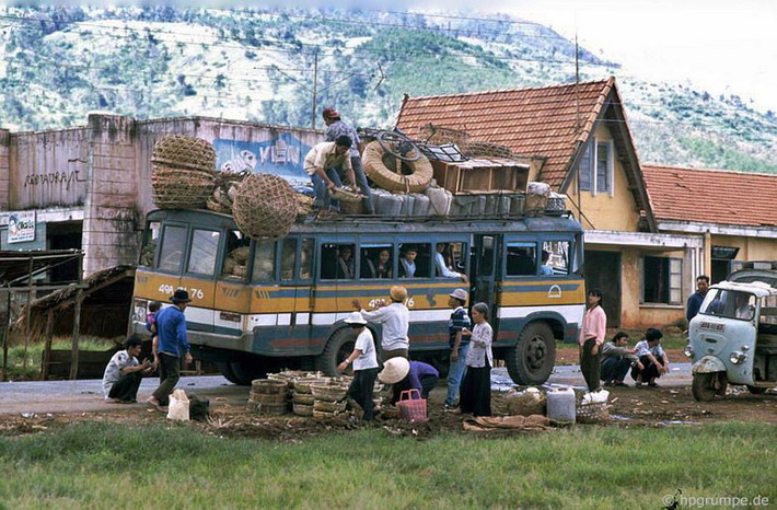 Một bến xe buýt trên đường từ Đà Lạt đến Buôn Ma Thuột. Ảnh: Hans-Peter Grumpe.