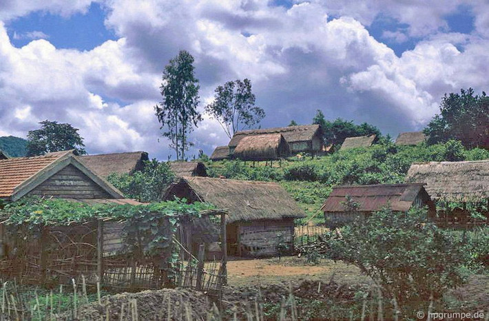Một buôn làng của người dân tộc thiểu số Tây Nguyên.