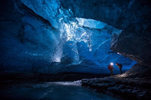 Hang động băng Vatnajökull là những cấu trúc tạm thời xuất hiện ở rìa của sông băng và có thể sụp đổ bất cứ lúc nào. Việc khám phá chỉ được thực hiện vào mùa đông khi nhiệt độ thấp khiến băng cứng và an toàn hơn.