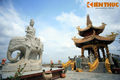 Không chỉ có giá trị về kiến trúc, tâm linh, chùa Núi Châu Thới còn là một địa điểm khảo cổ học quan trọng của khu vực, nơi các nhà khảo cổ đã tìm thấy nhiều hiện vật quý có niên đại 4.000 năm.