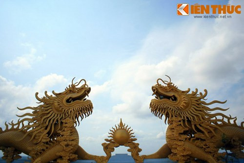 Hoành tráng không kém là cặp Lưỡng long chầu nguyệt dài hàng chục mét bao bọc một khoảng sân chùa, hướng ra vách núi dựng đứng với tầm nhìn bao quát cả một vùng.