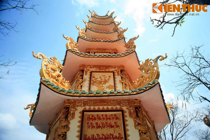 Tòa tháp 7 tầng với các đầu đao trang trí hình rồng ấn tượng.