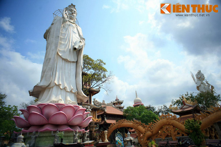 Điểm nhấn của chùa là hai bức tượng Quan Âm Bồ Tát khổng lồ đứng sóng đôi, được tạo tác trong các tư thế khác nhau.