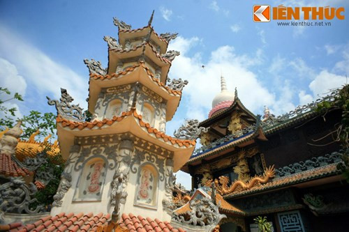 Vể tổng thể, chùa được xây theo phong cách kiến trúc chùa Việt truyền thống kết hợp với một số yếu tố của Ấn Độ, như ngọn tháp hình củ hành hay hoa văn trang trí đầu cột, vòm cửa...