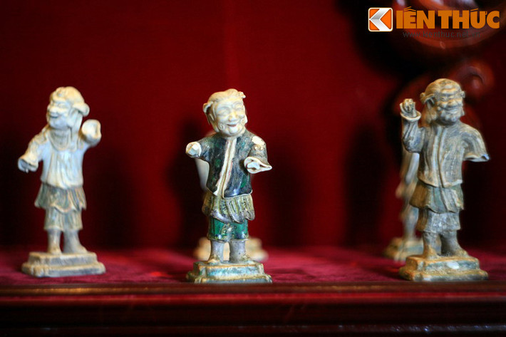 Tượng người bằng sứ men màu thời Khang Hy.